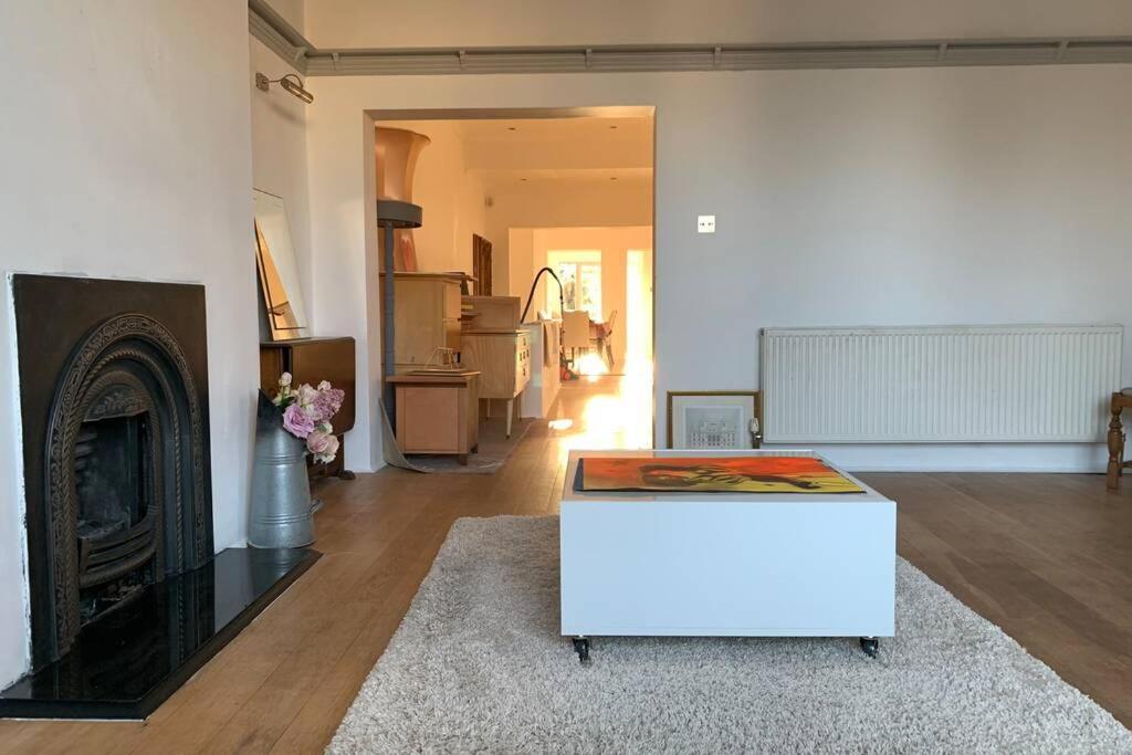 הוילה בקסטון Spacious With Spectacular Views And Private Garden מראה חיצוני תמונה