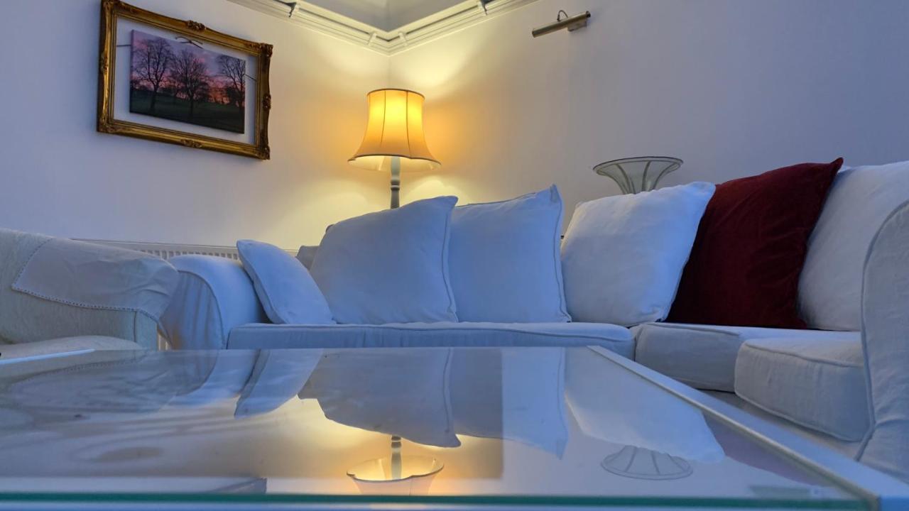 הוילה בקסטון Spacious With Spectacular Views And Private Garden מראה חיצוני תמונה
